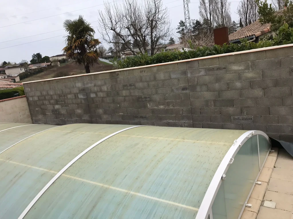 Pose d'enduit sur un muret de piscine près d'Agen