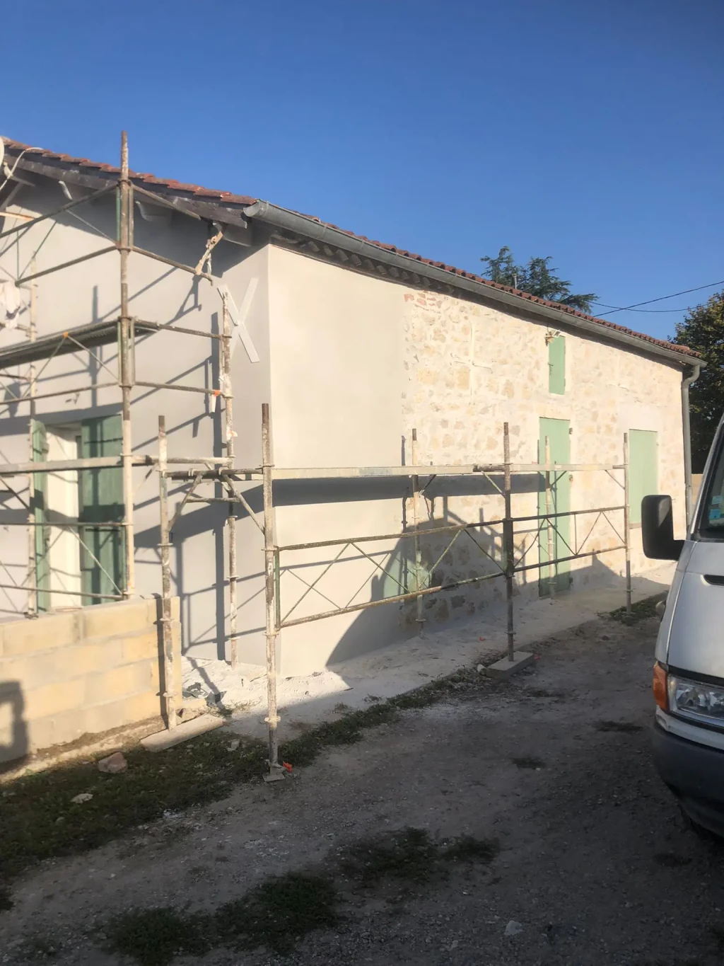 Rénovation de façade avec décrêpage et jointage de pierre à Agen